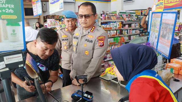 Polisi melakukan olah TKP terkait dugaan penembakan di Indomaret Rest Area KM 45 Tol Tangerang-Merak, Desa Pabuaran, Kecamatan Jayanti.