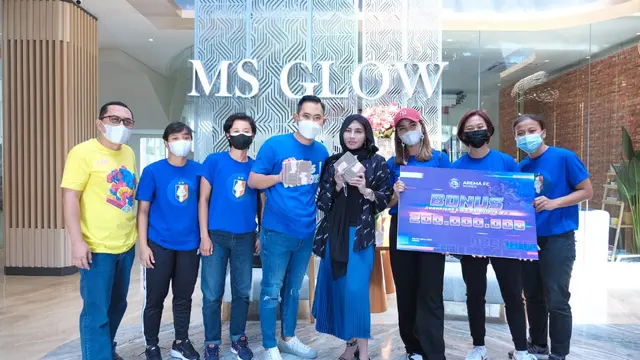 Shandy Purnamasari memberikan hadiah kepada tim Arema FC Putri.