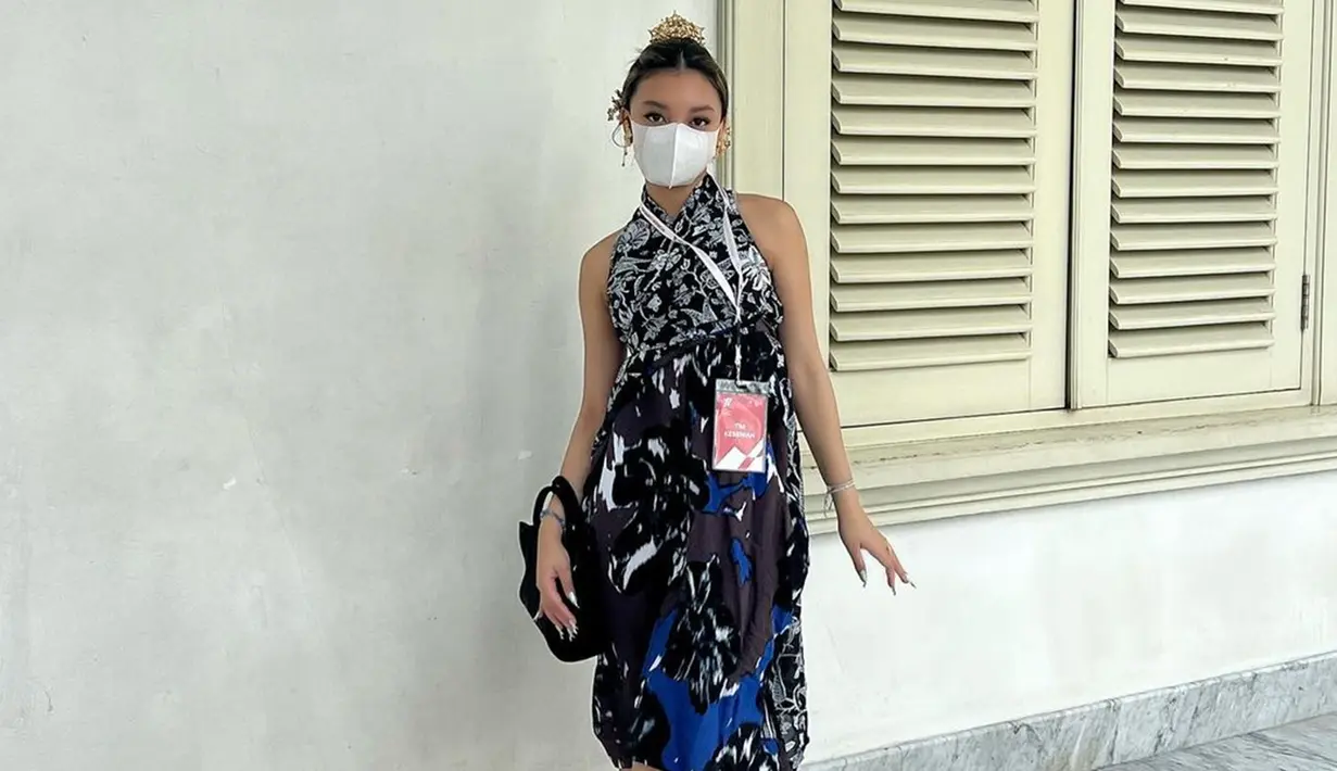 Gaya OOTD Naura Ayu yang memadukan kain Nusantara tak lepas dari sorotan. Pasalnya, dirinya terlihat begitu menawan dengan kreasi kain Nusantara yang digunakan. (Liputan6.com/IG/@naura.ayu)