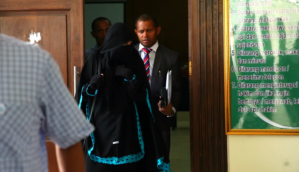 Setelah beberapa bulan proses sidang cerai berjalan, pengadilan memutuskan secara verstek lantaran pihak tergugat tidak pernah menghadiri sidang. Mantan istri Lucky Hakim itu tidak ada tuntutan lain selain cerai dan hak asuh anak.(Nurwahyunan/Bintang.com)