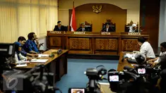 Suasana sidang putusan di ruang komisioner Komisi Informasi Publik (KIP) di Jakarta, Senin (10/10). Suciwati dan sejumlah aktivis HAM ikut menghadiri sidang putusan atas gugatan yang ia ajukan kepada KIP. (Liputan6.com/Faizal Fanani)
