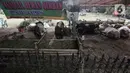 Pedagang hewan kurban mendirikan lapak dagangan di area Pemakaman Tionghoa, daerah Tanah Kusir, Jakarta, Selasa (21/7/2020). Menjelang Hari Raya Idul Adha, pedagang hewan memanfaatkan lahan kuburan untuk berjualan di tengah pandemi Covid-19 yang masih berlangsung. (Liputan6.com/Johan Tallo)