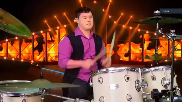 Salah satu anggota KPDS sedang unjuk bakat bermain drum