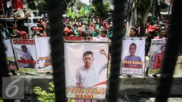 Sejumlah aktivis Gerakan Buruh Indonesia (GBI) membawa spanduk bergambar para aktivis saat  melakukan aksi demonstrasi di Pengadilan Negeri (PN) Jakarta Pusat, Senin (28/3). (Liputan6.com/Faizal Fanani)