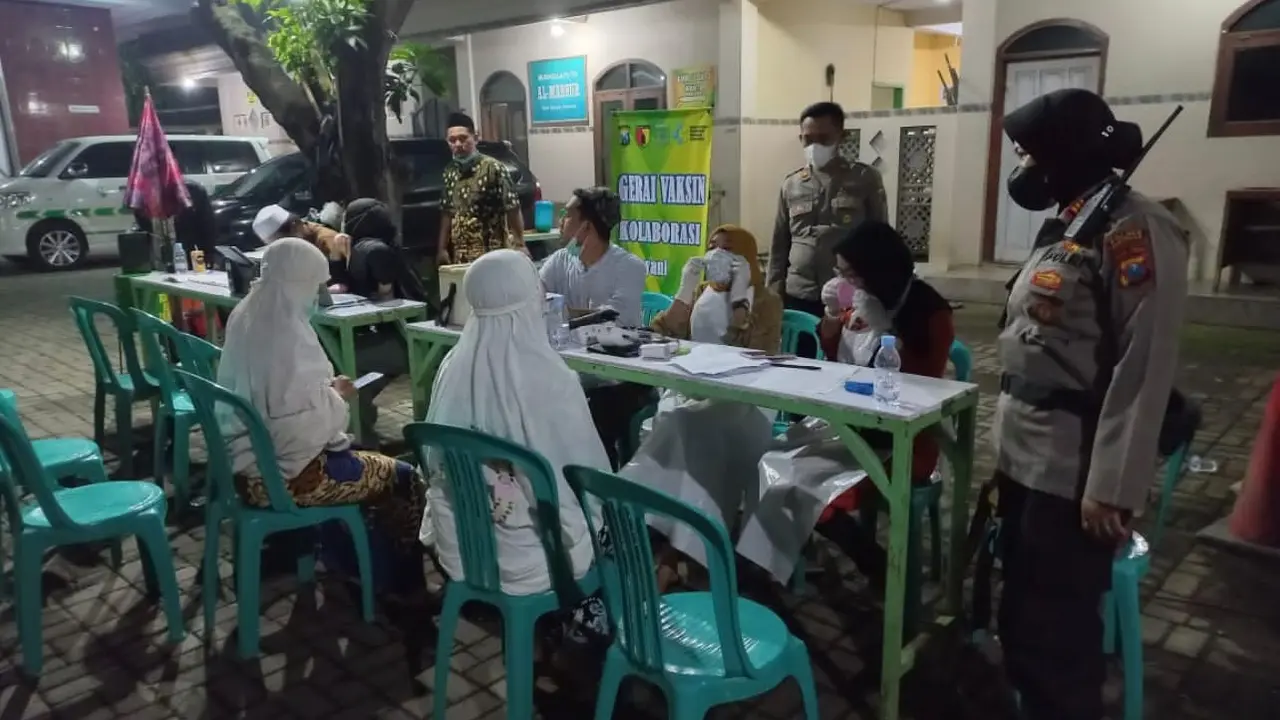 Vaksinasi booster malam hari di sejumlah masjid di Jatim. (Dian Kurniawan/Liputan6.com)