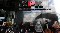 Ratusan Wadah Pegawai KPK menggelar aksi Solidaritas Untuk Gilang mengelilingi Gedung KPK Merah Putih di Jakarta, Kamis (7/9). Aksi digelar terkait penganiayaan pegawai KPK oleh pihak Pemprov Papua di  Hotel Borobudur. (merdeka.com/Dwi Narwoko)