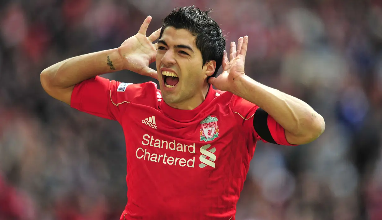 Sulit untuk menemukan daftar pemain terbaik Liverpool tanpa melihat nama Luis Suarez. Meskipun hanya menghabiskan empat tahun, ia berhasil mencetak 82 gol dalam 133 laga untuk The Reds. Catatan itu membuktikan bahwa Suarez adalah salah satu striker terbaik yang pernah ada di Anfield. (AFP/Glyn Kirk)