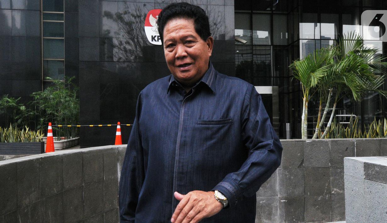 Ketua Fraksi Partai Demokrat DPRD Provinsi Jambi, Nasri Umar keluar dari gedung KPK untuk rehat dan melaksanakan salat Jumat saat jeda pemeriksaan di Jakarta, Jumat (18/10/2019). Nasri Umar sebagai saksi untuk tersangka Ketua Fraksi Gerindra di DPRD Jambi, Muhammadiyah. (merdeka.com/Dwi Narwoko)