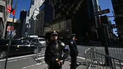 Polisi New York telah memasang barikade di sekitar Trump Tower untuk mengantisipasi penyerahan diri mantan Presiden Donald Trump kepada pihak berwenang pada minggu ini. (Photo by Ed JONES / AFP)