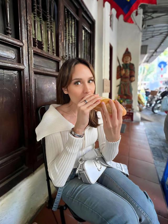 8 Potret Liburan Cinta Laura di Vietnam, Pamer Kemesraan dengan Arya Vasco