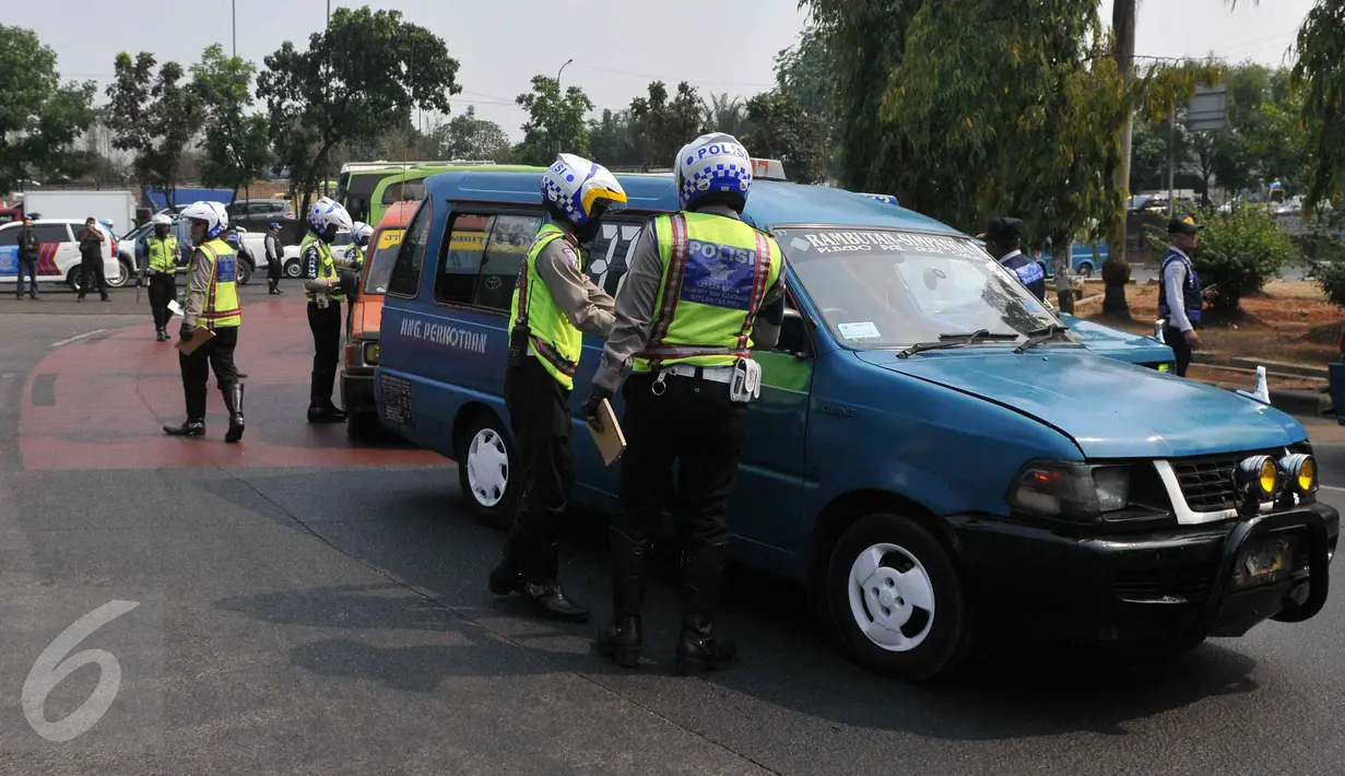 Dishub dibantu aparat kepolisian melakukan razia kepada kendaraan umum yang melintas di kawasan Terminal Kp. Rambutan, Jakarta (6/10/15). Pemeriksaan tersebut untuk menghidari angka kecelakaan dan mengurangi polusi. (Liputan6.com/Gempur M Surya)
