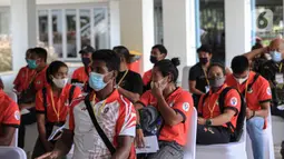 Para atlet menunggu untuk menjalani vaksinasi COVID-19 di Istora Senayan, Jakarta, Jumat (26/2/2021). Pemerintah memulai vaksinasi COVID-19 tahap pertama untuk para atlet. (Liputan6.com/Faizal Fanani)