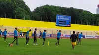 Sebanyak 24 orang pemain baru ditambah 2 pemain trial Sriwijya FC perdana berlatih di Stadion Madya Bumi Sriwijaya Palembang (Liputan6.com / Nefri Inge)