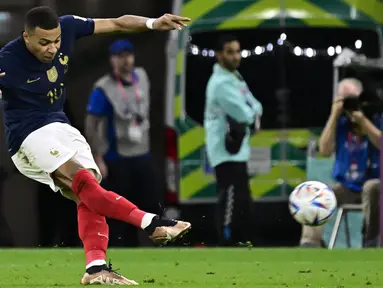 Penyerang Timnas Prancis, Kylian Mbappe, mencetak mencetak dua gol saat Prancis menghantam Polandia 3-1 pada 16 besar Piala Dunia 2022 di Al Thumama Stadium, Doha, Minggu (12/4/2022). (AFP/Javier Soriano)