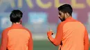Pemain Barcelona, Lionel Messi (kiri) dan Luis Suarez (kanan) berbincang di Pusat Olahraga Joan Gamper, Sant Joan Despi, Barcelona, Spanyol, Selasa (3/4). Barcelona akan menjamu AS Roma di Camp Nou. (LLUIS GENE/AFP)