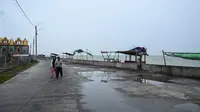 Sebuah topan tropis menguat di Teluk Benggala dan diproyeksikan melanda Myanmar barat dan Cox's Bazar di Bangladesh, tempat sekitar satu juta pengungsi Rohingya tinggal di tempat penampungan.  (AFP/Sai Aung Main)