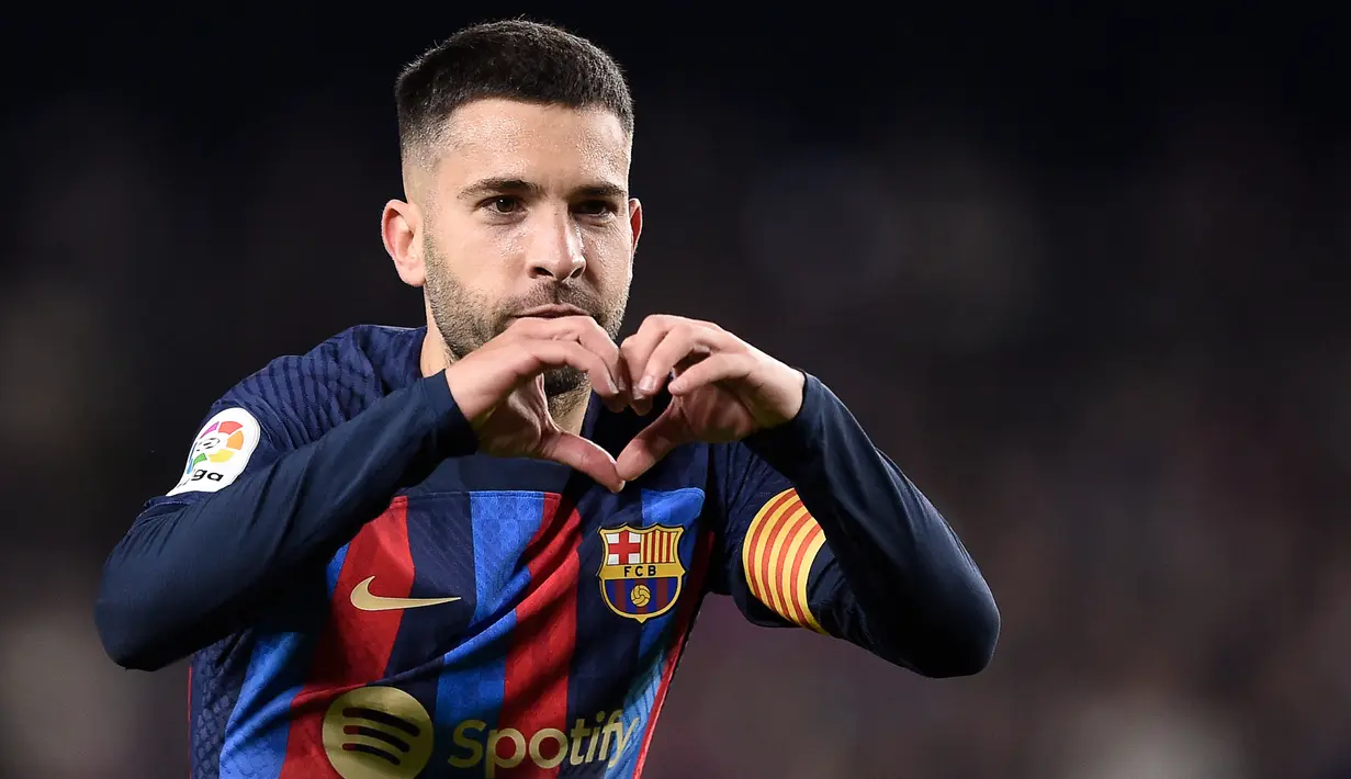 Selebrasi bek Barcelona, Jordi Alba setelah mencetak gol ke gawang Sevilla pada laga Liga Spanyol 2022/2023 di Camp Nou Stadium, Barcelona (5/2/2023). Setelah membela Barcelona selama 11 tahun, Jordi Alba juga pergi secara gratis berbarengan dengan dengan Sergio Busquets pada akhir musim 2022/2023. Masih berstatus tanpa klub, ia telah mmeberi sinyal kuat untuk mengikuti jejak Sergio Busquets bereuni dengan Lionel Messi di Inter Miami. (AFP/Josep Lago)