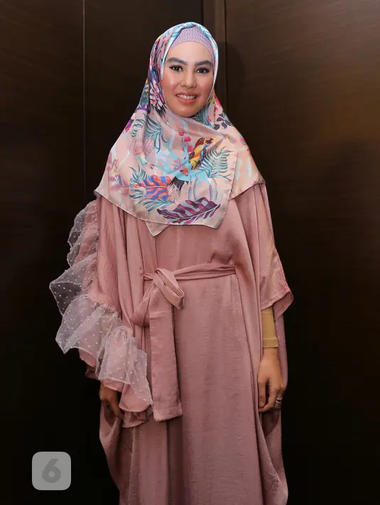 Tidak hanya berpuasa dan Shalat Tarawih di bulan Ramadan ini, namun Kartika berharap dirinya bisa khatam Al Quran selama satu bulan penuh.  Lewat Shalat tarawih selama satu bulan itu lah Kartika ingn khatam. (Adrian Putra/Bintang.com)