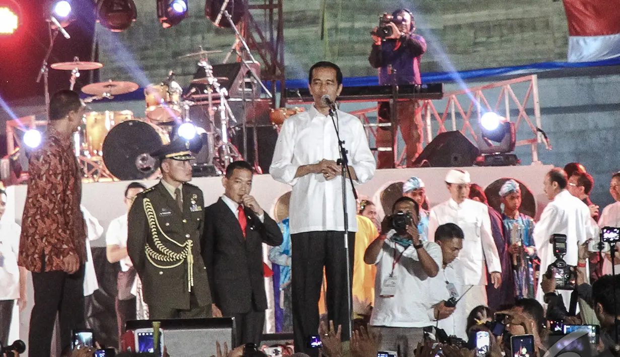 Jokowi berpidato di Tugu Monas usai dilantik menjadi Presiden, Jakarta Pusat, Senin (20/10/2014) (Liputan6.com/Faizal Fanani)