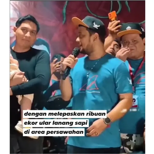 6 Potret Lucky Hakim Lepas Ribuan Ular ke Sawah, Bantu Petani Basmi Hama Tikus