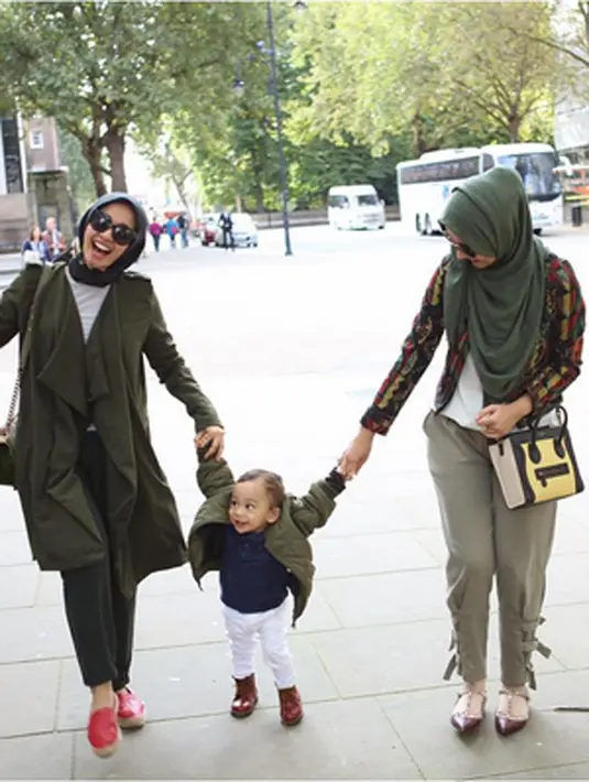 Tidak hanya Shireen Sungkar dan Laudya Chintya Bella yang tampil modis untuk aktifitas 'travelling' mereka di London, si kecil Adam pun tak mau ketinggalan. (via instagram/@shireensungkar)