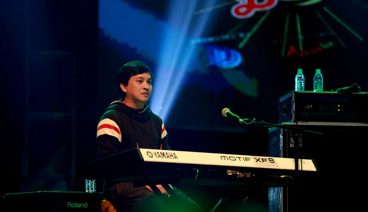 Yovie dan Kahitna saat beraksi dalam in Between Days Fest (Foto: Wimbarsana/Bintang.com)