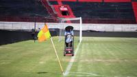 Perawatan Stadion I Wayan Dipta, Gianyar. (Bola.com/Aditya Wany)