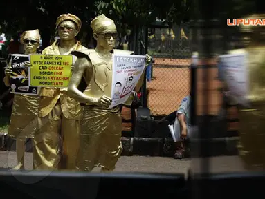 [FOTO] Manusia 'Patung Emas' Mejeng di Kampanye