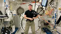 Untuk mengenang wafatnya seorang ilmuwan pendukung program International Space Station, seorang astronot main musik kantung pipa di angkasa.