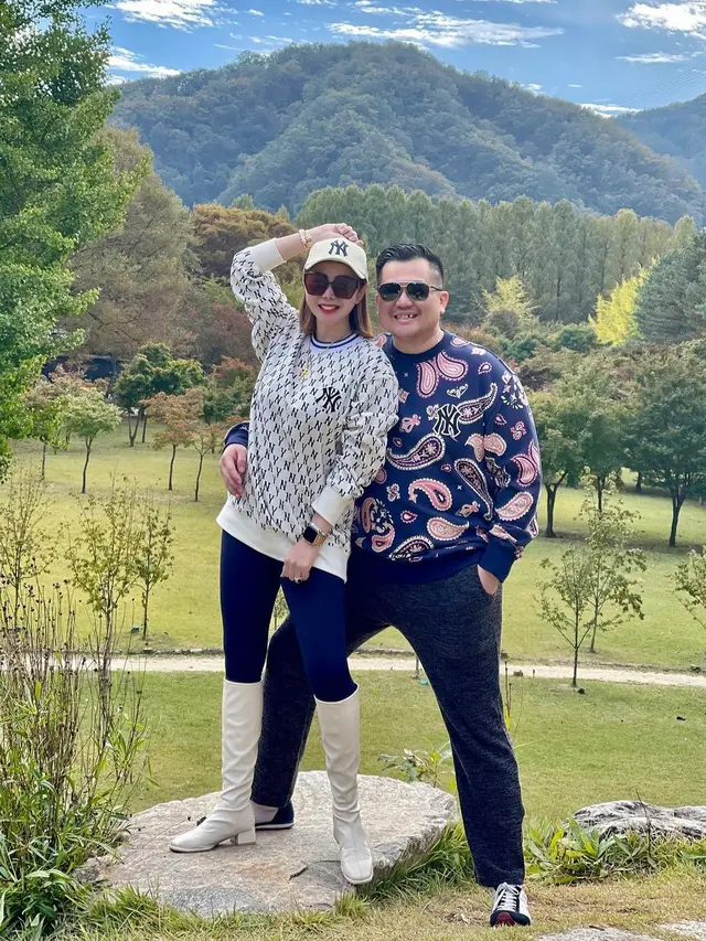 Tampil Mesra, Ini 6 Potret Femmy Permatasari Liburan Ke Korea Bareng Suami