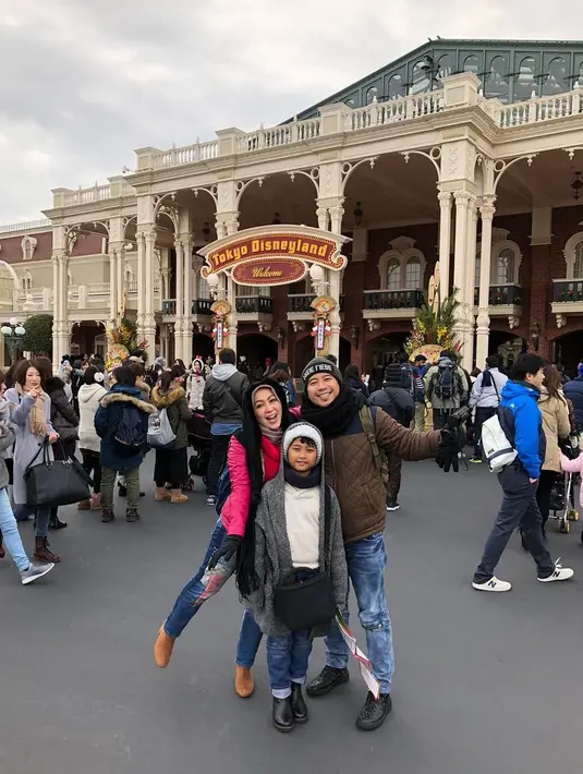 Potret kebahagiaan pasangan Denny dan Shanty yang mengisi liburan di Jepang. Tidak hanya berdua, tapi juga bersama dengan anak pertamanya, Febian Muhammad Yahva. (Instagram/shantydenny)