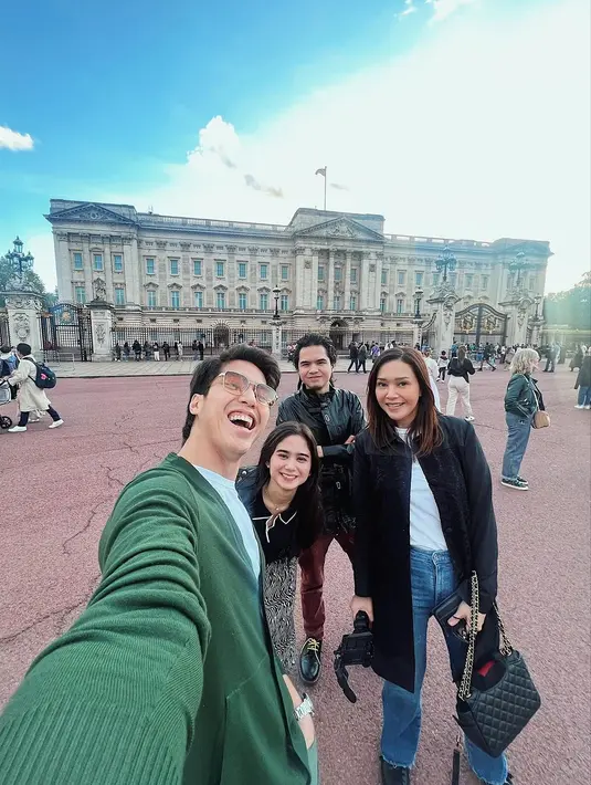 Tak sekedar liburan, keberangkatan mereka juga untuk menghadiri undangan kolega Maia dan Irwan Mussry. Tissa pun membagikan momen saat dirinya menghadiri henna night di London. [Instagram/tissabiani]