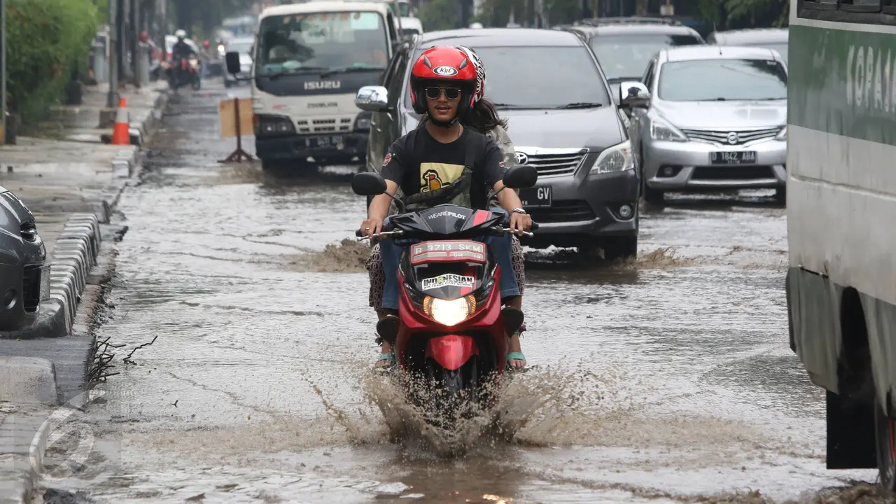 20151107-Diguyur Hujan, Jalan Cikini Raya Tergenang Air -Jakarta