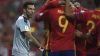 Buffon menatap selebrasi pemain Spanyol dengan ekspresi sedih (GABRIEL BOUYS / AFP)