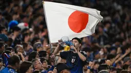 Suporter Jepang memberikan dukungan kepada timnya saat laga lanjutan Grup C Kualifikasi Piala Dunia 2026 melawan Australia di Saitama Stadium, Jepang, Selasa (15/10/2024). (AFP/Philip Fong)