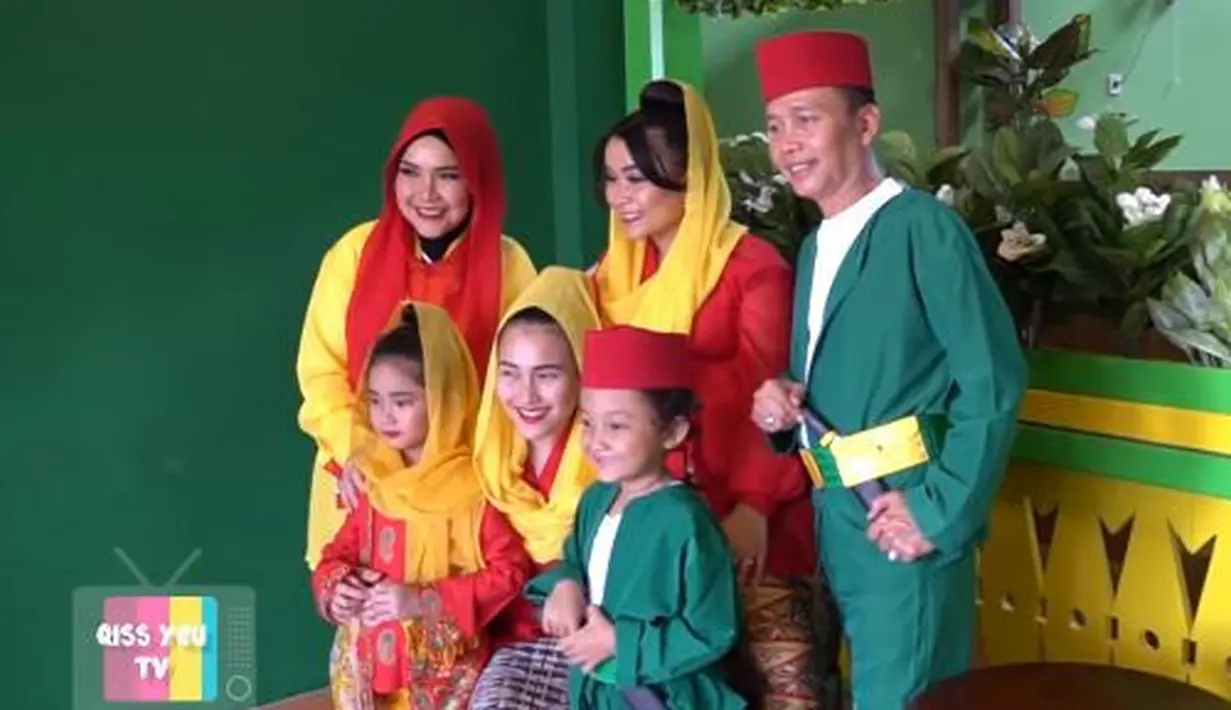 Ayu Ting Ting dan keluarga (YouTube/Qiss You TV)