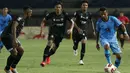 Striker Persela Lamongan, Prisca Elisa Womsiwor (kanan) berusaha melewati sejumlah pemain Madura United dalam laga matchday ke-3 Grup C Piala Menpora 2021 di Stadion Si Jalak Harupat, Bandung, Kamis (1/4/2021). Persela bermain imbang 1-1 dengan Madura United. (Bola.com/Ikhwan Yanuar)