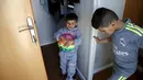 Emad (kiri), bermain dengan kakaknya, Murad yang berhasil melarikan diri dari pelatihan ISIS di Duhok, Irak, pada 19 April 2016. Murad sempat di doktrin dengan ideologi ISIS dan diajari menggunakan senjata. (REUTERS / Ahmed Jadallah)