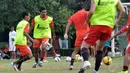  Penyerang Persija Jakarta, Bambang Pamungkas (kedua dari kiri) ikut dalam sesi latihan yang dihelat di Markas Yon Zikon 13, Jakarta (2/1/2015). (Liputan6.com/Miftahul Hayat)