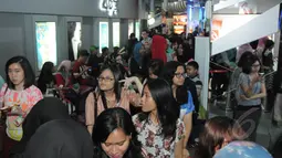 Antrean para Cinemaholic saat menukarkan tiket jelang nonton bareng film Cinderella di Blitzmegaplex Central Park, Jakarta, Sabtu (14/3/2015). (Liputan6.com/Herman Zakharia)