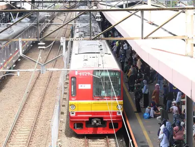 Penumpang menunggu kereta Commuterline di Stasiun Tanah Abang, Jakarta, Senin (11/1/2021). Mulai hari ini, PT Kereta Commuter Indonesia atau PT KAI Commuter melakukan pembatasan jam operasional KRL menjadi pukul 04.00-22.00. (Liputan6.com/Angga Yuniar)