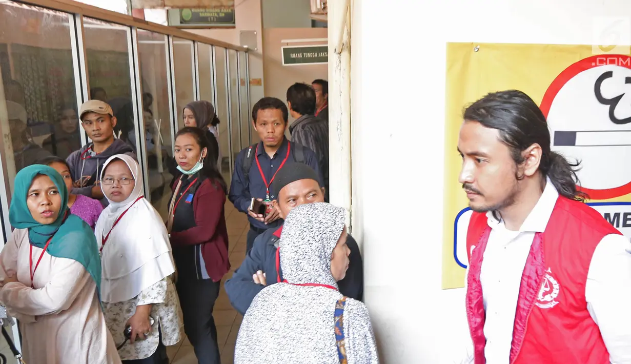 Musikus Marcello Tahitoe atau Ello meninggalkan ruangan usai menjalani sidang di PN Jakarta Selatan, Selasa (28/11). Ello dan Diego menjalani sidang kasus penyalahgunaan narkoba dengan agenda keterangan terdakwa. (Liputan6.com/Herman Zakharia)