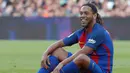 Namun dibalik itu semua Ronaldinho memiliki prestasi yang membanggakan sebagai pesepak bola. Semua gelar bergengsi sudah ia raih baik bersama klub maupun Timnas Brasil. (AFP/Pau Barrena)