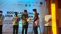 Imam Besar Masjid Istiqlal Prof Dr KH Nasaruddin Umar meluncurkan enam buku bertemakan Islam sufistik dalam acara bertajuk Peluncuran Buku dan Doa Bersama untuk Bangsa di Jakarta, Jumat (5/11/2021) malam. (Liputan6.com/Yopi Makdori)