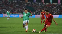 Pemain Timnas Indonesia U-23 Egy Maulana Vikri (kiri) mencoba menghalau bola tendangan pemain Timnas Vietnam U-23 Anh Bui Hoang Viet pada pertandingan Grup A SEA Games 2021 di Viet Tri Stadium, Hanoi, Vietnam, Jumat (6/5/2022). Timnas Indonesia U-23 kalah 0-3. (Liputan6.com/Dok. PSSI)