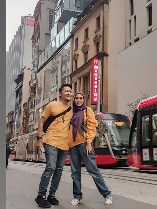 6 Potret Romantis Arie Untung dan Fenita Arie Pakai Baju Couple, Tampil Kompak