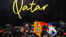Pembalap Red Bull Racing, Max Verstappen (kiri), pembalap McLaren, Oscar Piastri, dan pembalap Williams, Carlos Sainz sedang memberikan perntaan kepada media setelah Formula 1 GP Qatar 2025 di Sirkuit Lusail, Lusail, Qatar, Minggu (30/11/2025) waktu setempat. (AFP/Andrej Isakovic)
