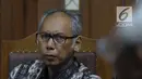 Terdakwa perkara merintangi penyidikan dugaan korupsi E-KTP, Bimanesh Sutarjo menyimak keterangan saksi saat mengikuti sidang lanjutan di Pengadilan Tipikor, Jakarta, Senin (16/4). Sidang mendengar keterangan saksi. (Liputan6.com/Helmi Fithriansyah)