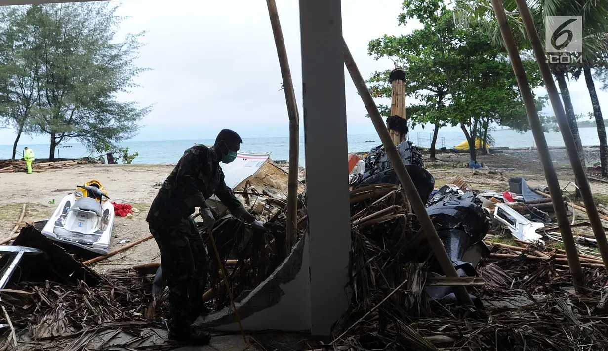 Anggota Batalyon Infanteri 315/Garudadi TNI AD melakukan penyisiran korban tsunami di kawasan Tanjung Lesung Beach Club, Pandeglang, Banten, selasa (25/12). Penyisiran dilakukan untuk mencari korban hilang. (Merdeka.com/Arie Basuki)