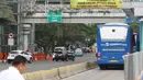 Spanduk sosialisasi pembongkaran JPO Tosari terpasang di Jalan Jenderal Sudirman, Jakarta, Jumat (14/12). Penggunaan pelican crossing di kawasan ini menggantikan fungsi JPO Tosari yang akan dibongkar. (Liputan6.com/Helmi Fithriansyah)